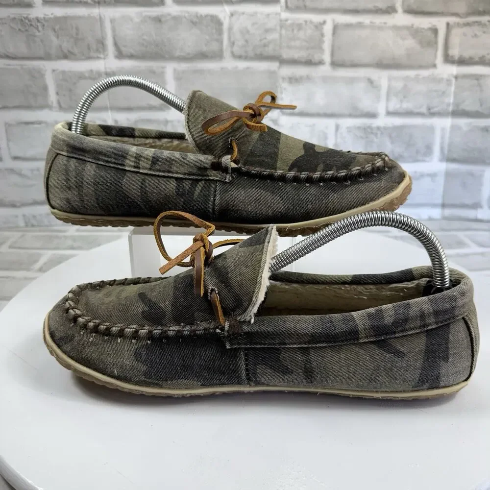 Minnetonka Men's Size 10 Fleece Lined Hard Sole Camo Green Sipper Comfort Shoes